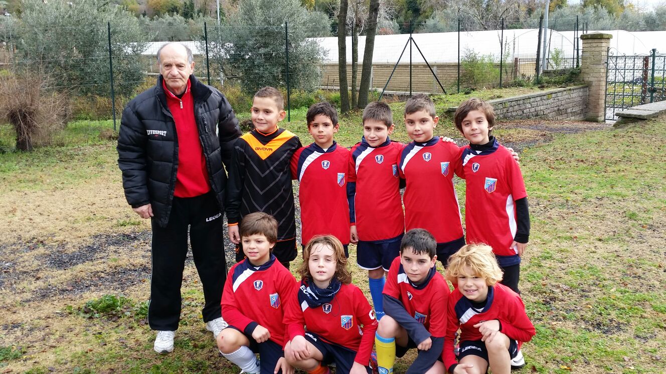 Mister Caliendo con i ragazzi dell'Atletico Caserta