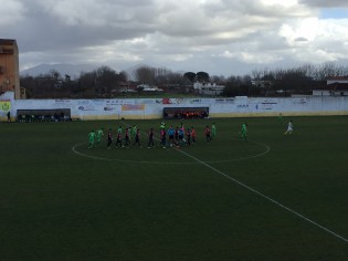 Le due squadre a centrocampo