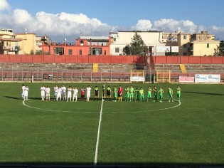 Le squadre a centrocampo prima del match 