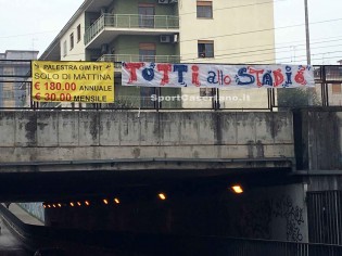 Lo striscione apparso in Via Lincol
