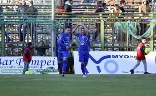 Caccavallo esulta dopo la doppietta al Martina (Foto Di Monda)