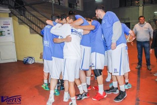 La Virtus 04 Curti si appresta a fare il coro d'inizio partita