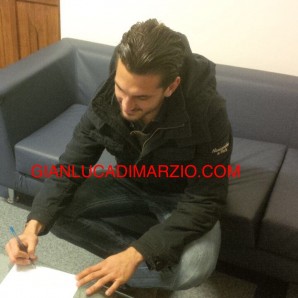 Rozzi firma per la Robur Siena (foto gianlucadimarzio.com)