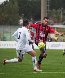 De Angelis imbrigliato dalla difesa stabiese (Foto Scialla)