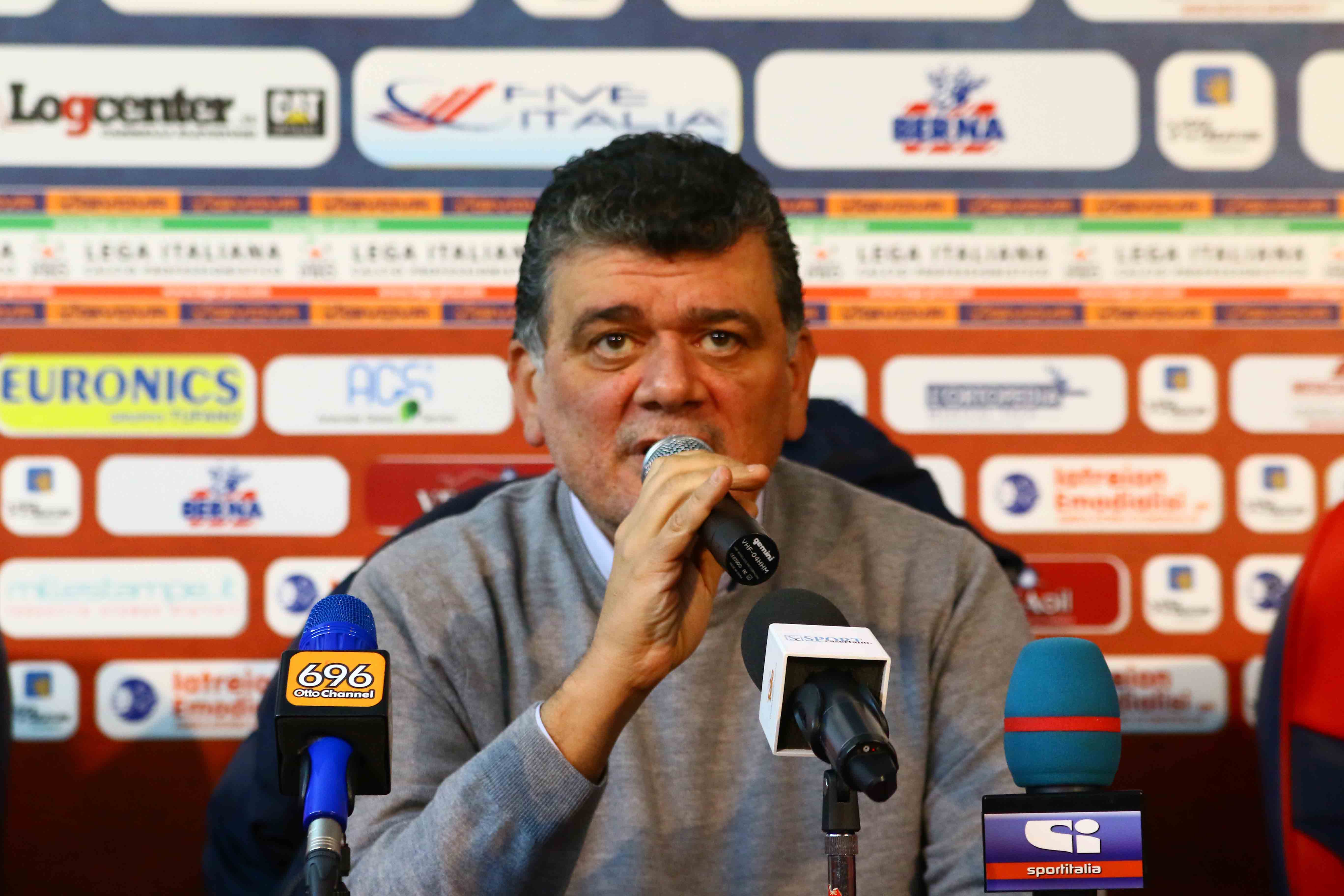 Corvino prova a risollevare la Casertana: “Non cambio idea sulla mentalità, ma se vinciamo contro il Cosenza…”