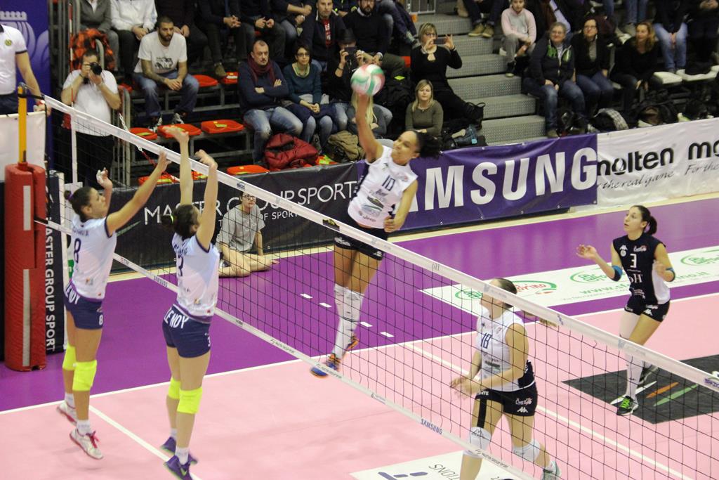 La Clendy Aversa torna da Chieri con le mani vuote: la Fenera si impone 3-1