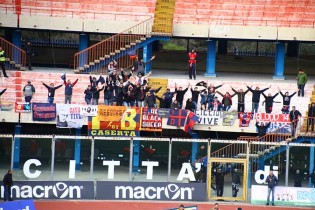 L'esultanza dei tifosi rossoblù