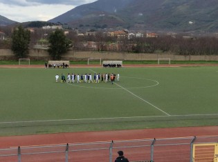 Le squadre si salutano prima del fischio d'inizio 