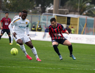 Giannone in azione contro Obodo (Foto Scialla)