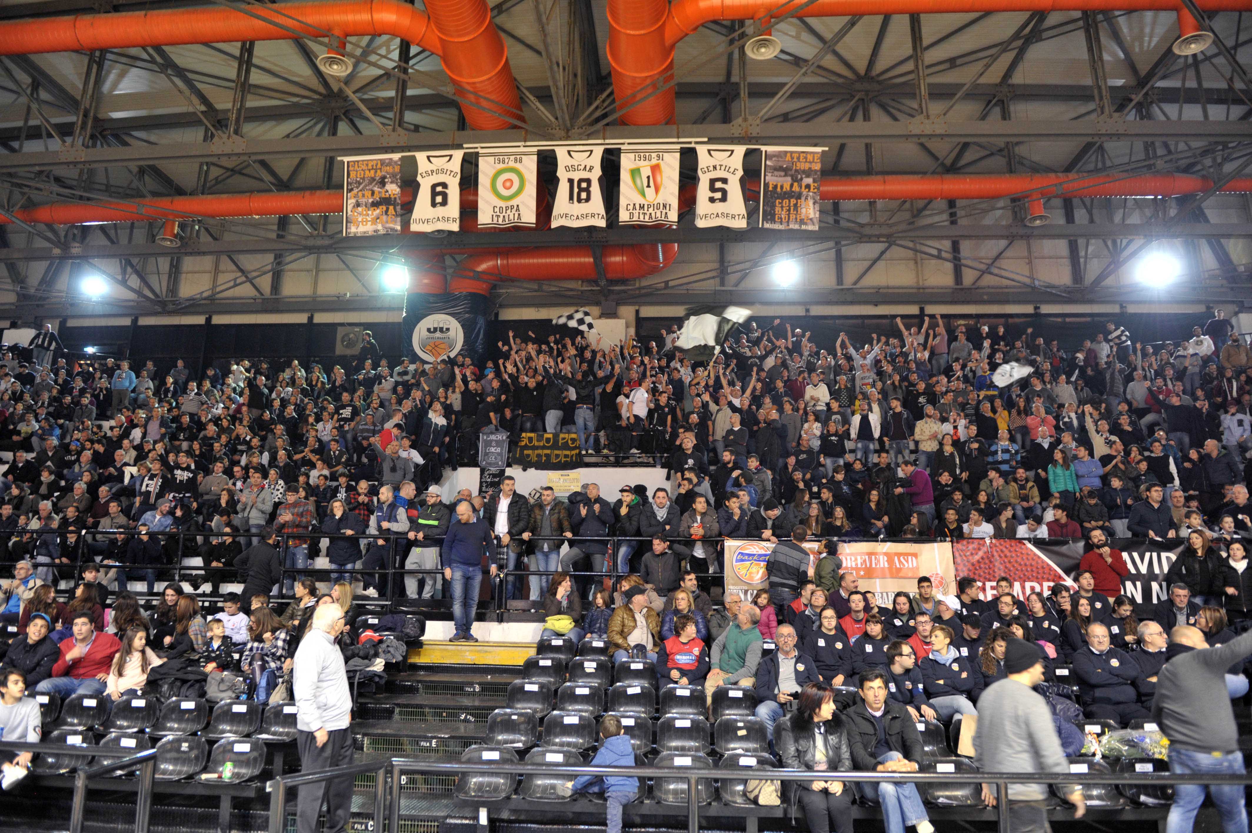 Juve, grande coreografia del Pastificio Pallante contro la Virtus Bologna