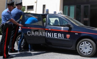 Carabinieri in fase di arresto