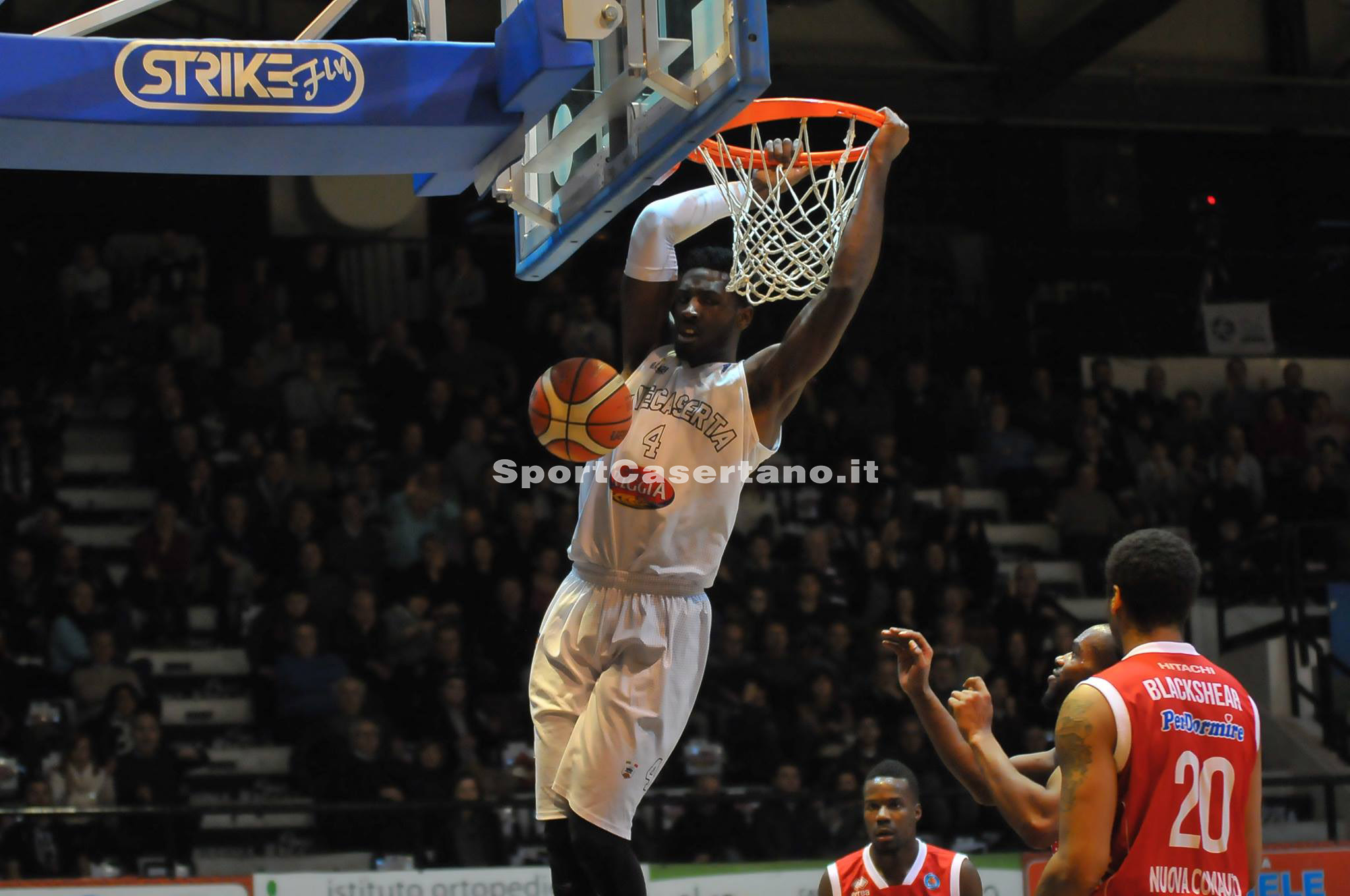 ‘El Diablo’ sbanca il Palamaggiò ma la Juve si fa male da sola, la fotogallery