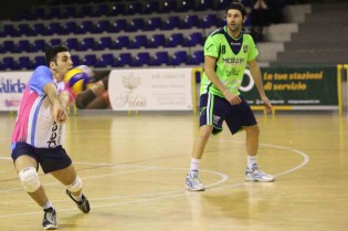 Il libero Leonardo Battista in azione