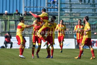 L'esultanza del Benevento a Pagani (Foto Di Monda)