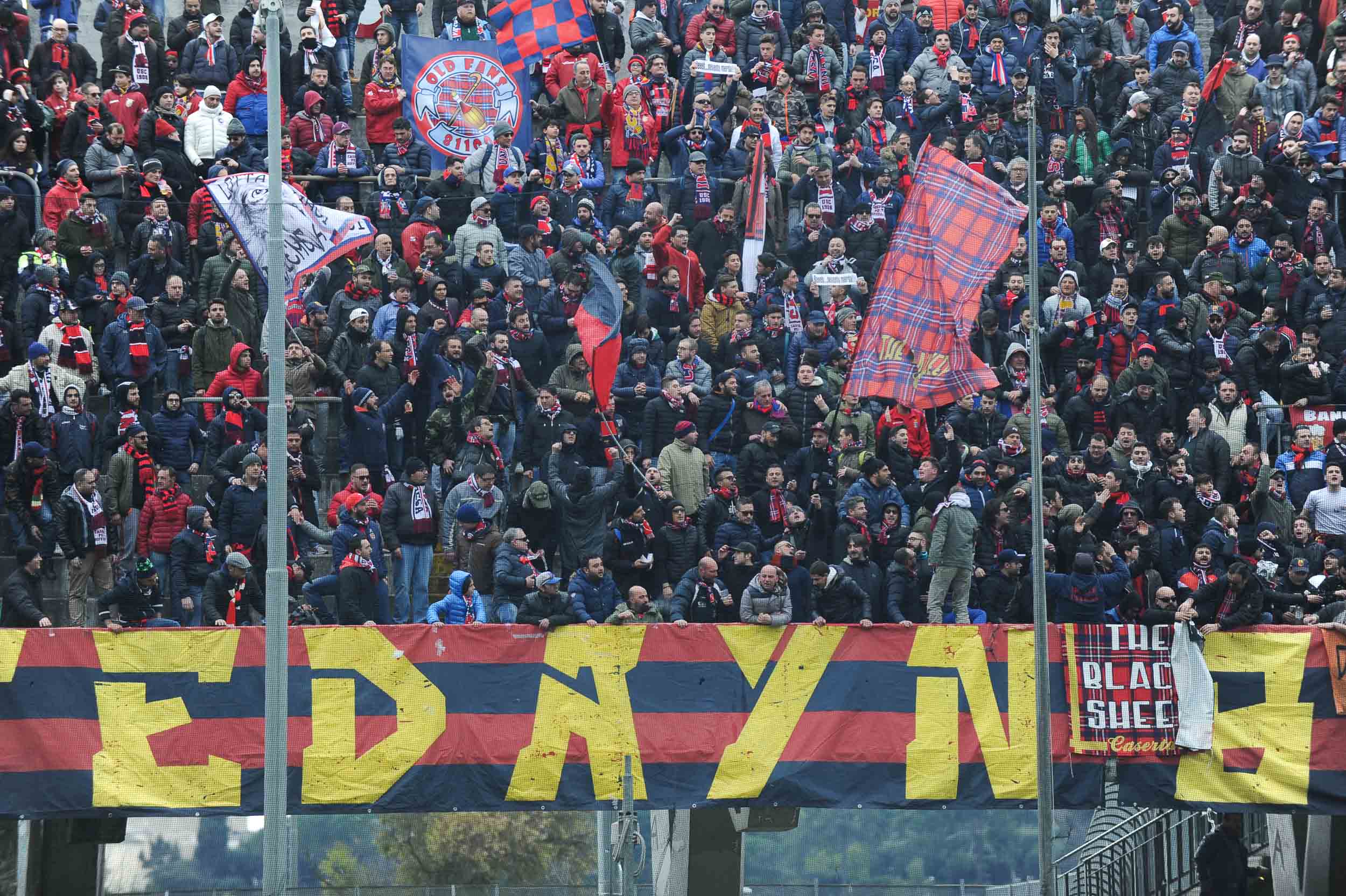 VIDEO – I casertani vincono il derby sugli spalti e che scenografia!