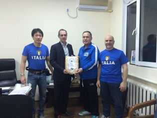Lincoln Han, Vittorio Giorgi e Pietro Marino con l'allenatore della Nazionale dell'Uzbekistan