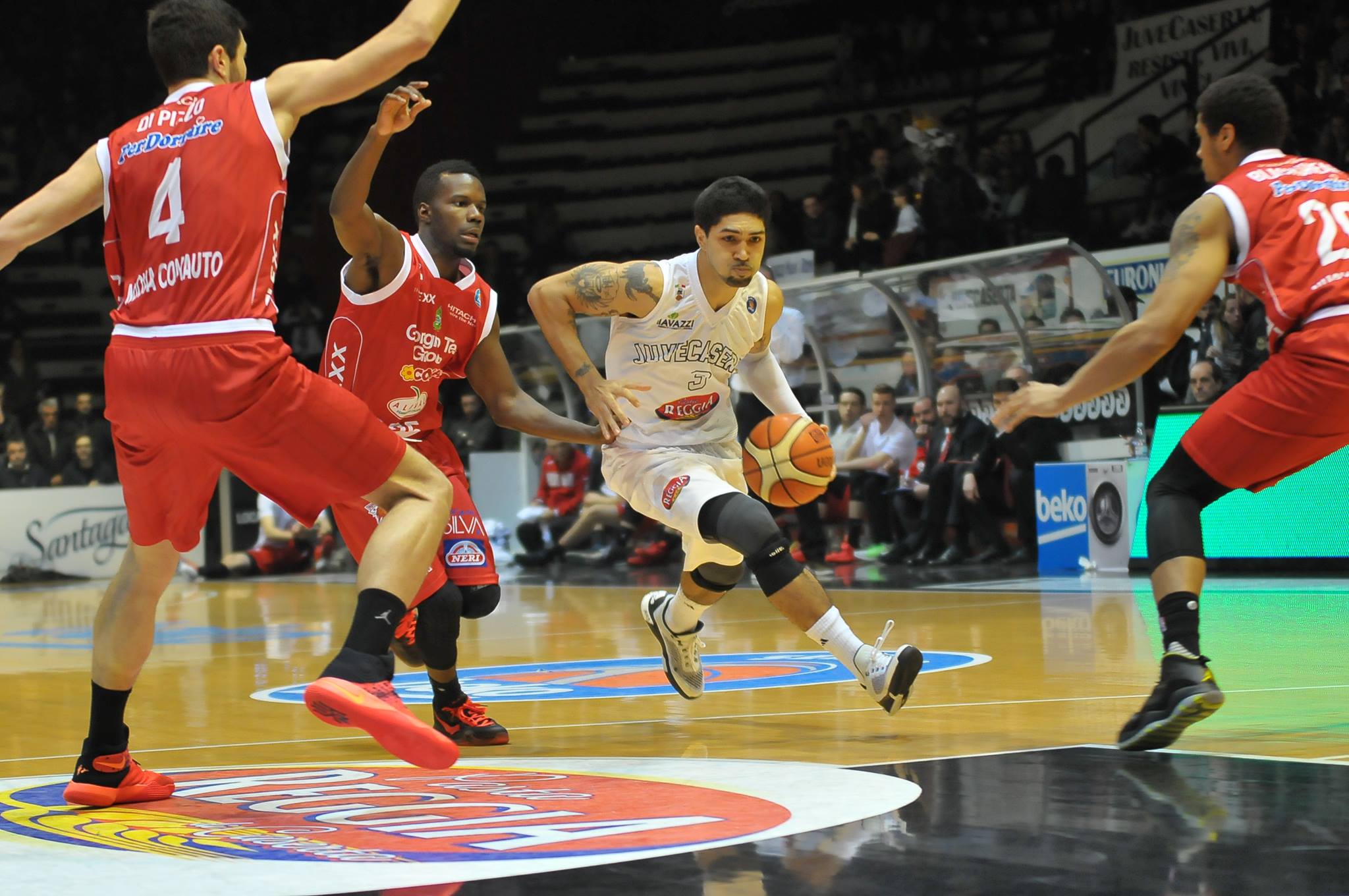 Al Palamaggiò festeggiano gli ex, Juve ko con Pistoia