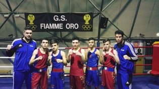 I maestri Rossano e Brillantino con i pugili delle Fiamme Oro che andranno agli assoluti italiani