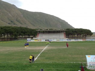 Le due squadre al centro del campo durante il minuto di raccoglimento