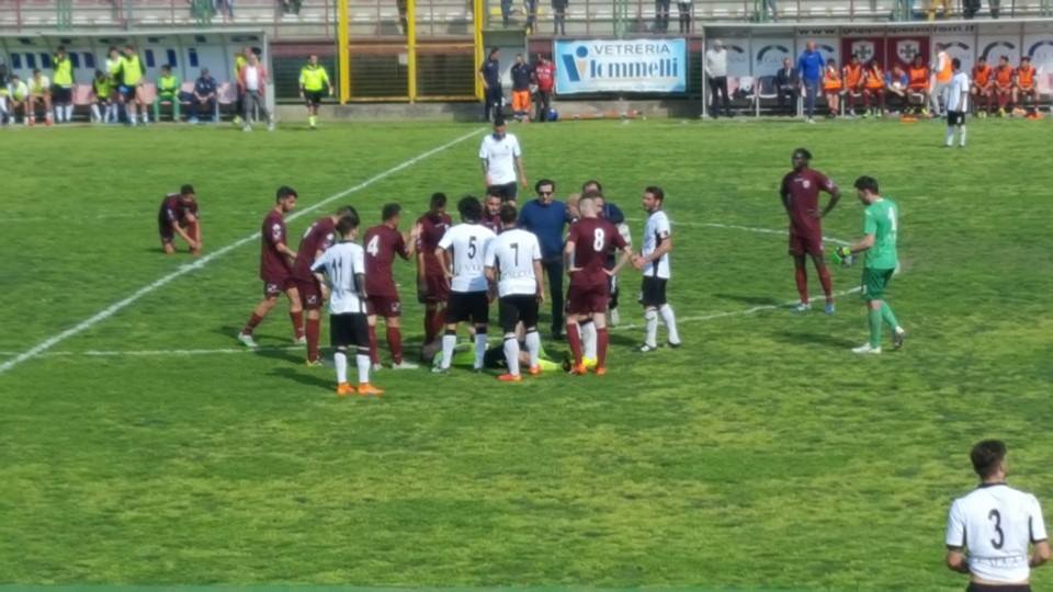 Si infortuna l’arbitro e si gioca solo un tempo: rinviato il derby Aversa-Frattese