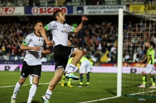 Camillo Ciano esulta con la maglia del Cesena