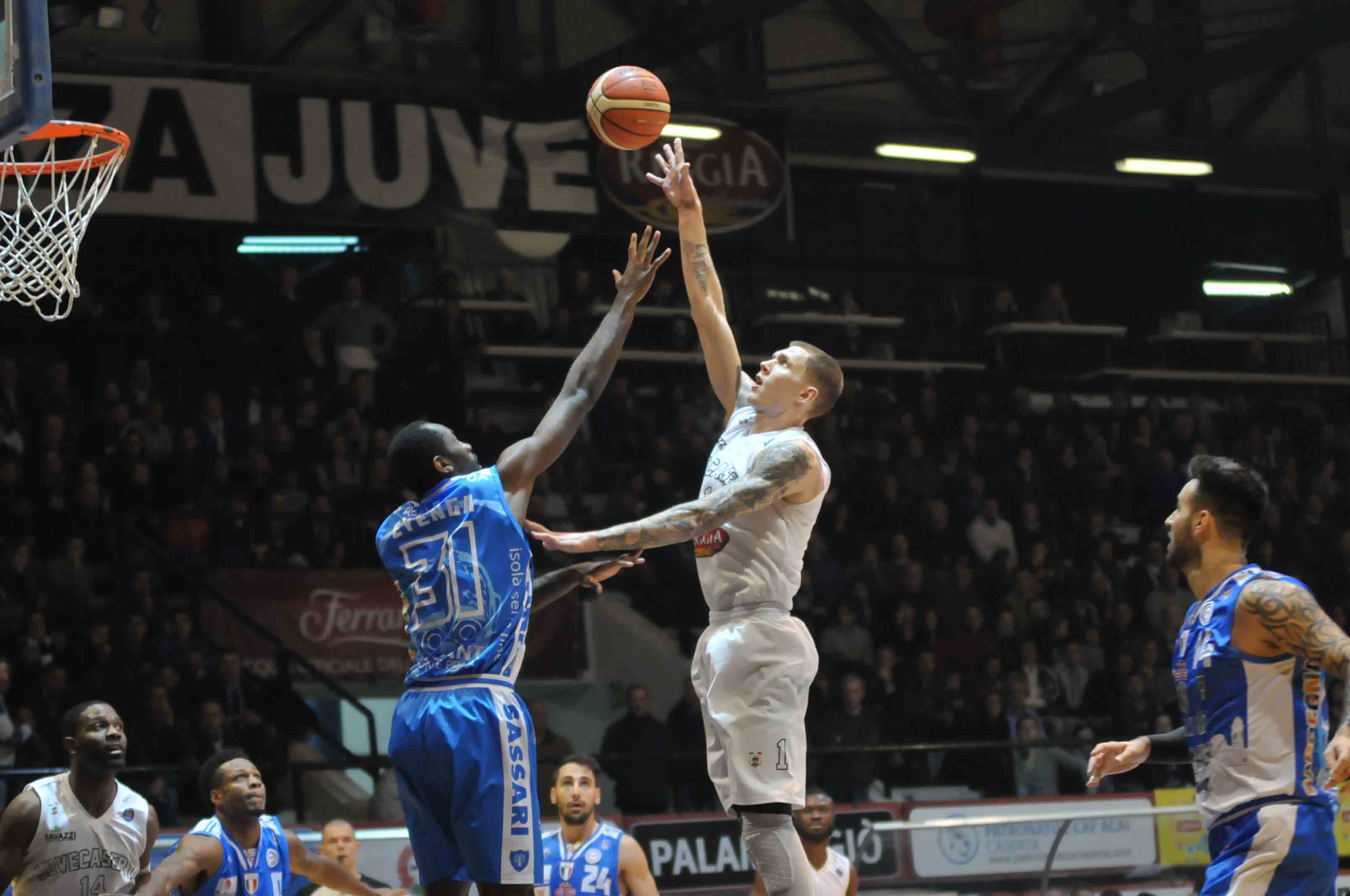 La Juve si perde nella zona, ko a Sassari