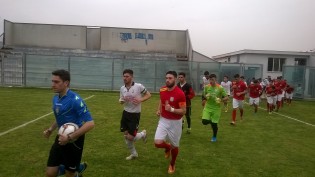 I due capitani di Palmese e Real Maceratese con l'arbitro