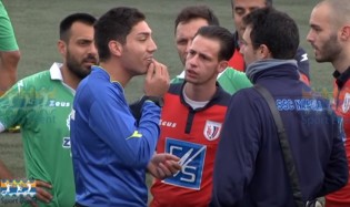 Il momento dei soccorsi al direttore di gara (immagine filmato youtube Sport Event)