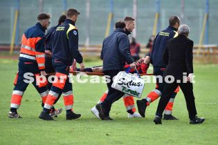 Mangiacasale esce in barella (Foto Di Monda)