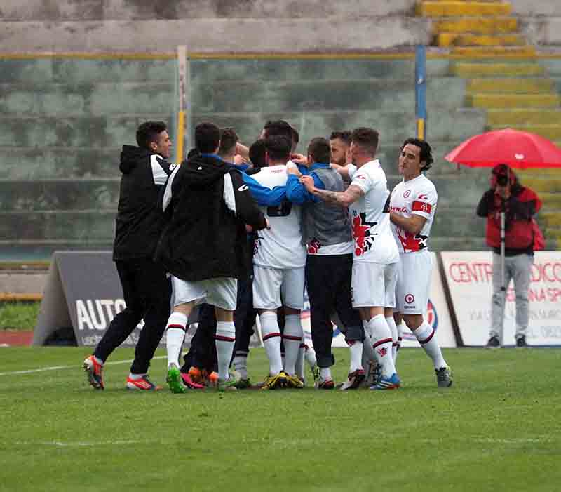 Casertana non ti vogliono nei playoff: rossoblù derubati in casa dal Foggia
