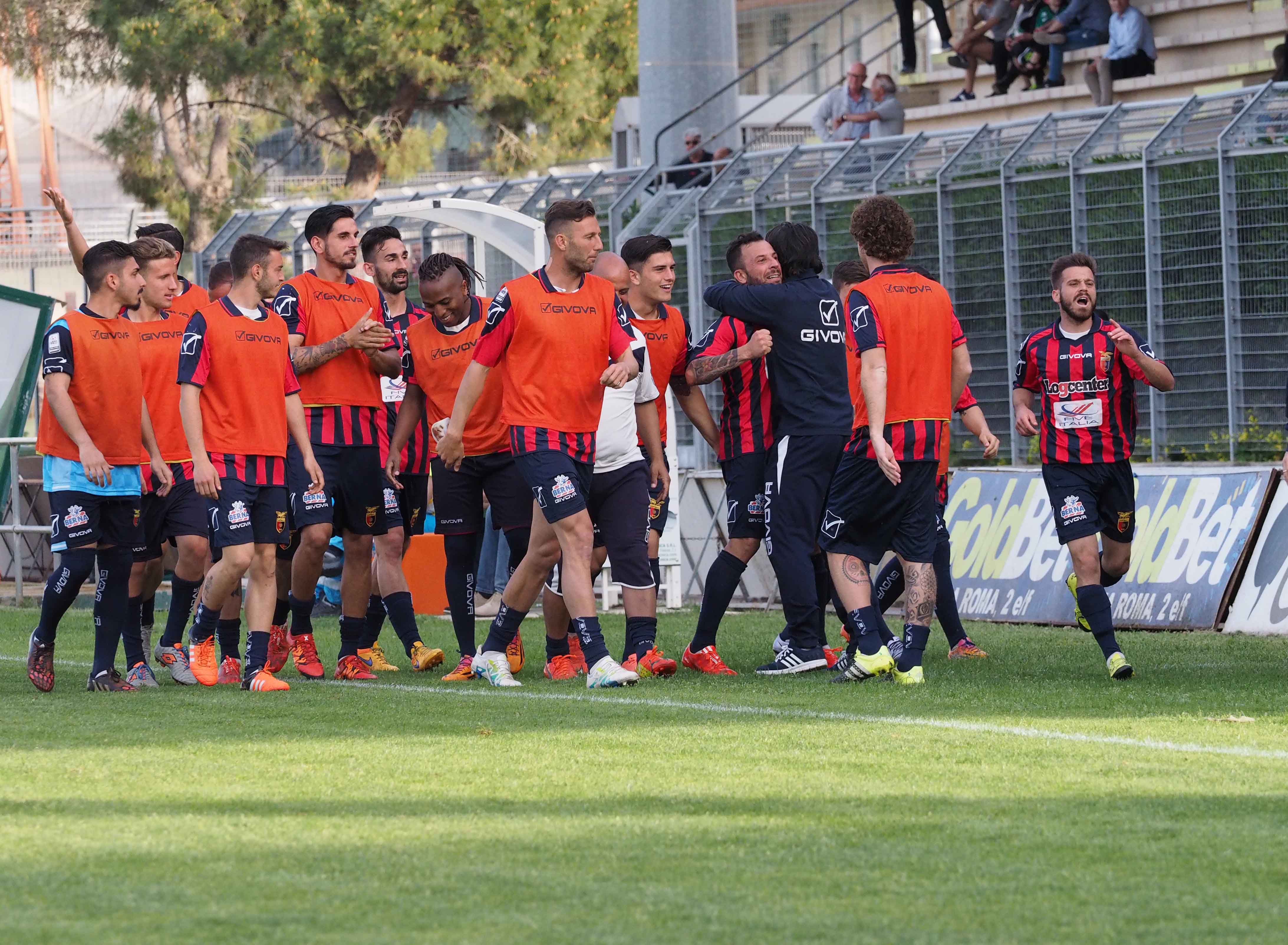 L'esultanza dei rossoblù a Monopoli (Foto Scialla)