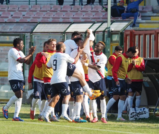 La Casertana festeggia il gol di Mancosu