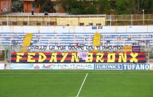 Lo striscione per Mario Cavallo