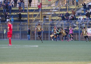 L'esultanza di Favasuli dopo il 2-1 della Juve Stabia (Foto Scialla)