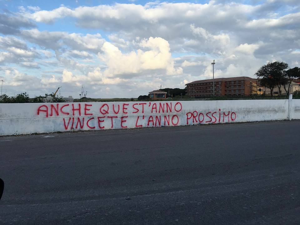 Scudetto alla Juve, sfottò del sindaco ai tifosi napoletani. Polemiche e divisioni nella città del quartier generale del Napoli