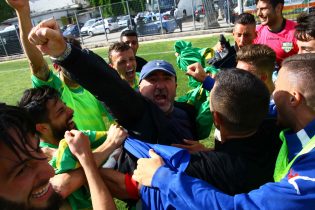 Mister Campana portato in trionfo dai suoi calciatori