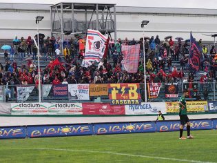 I tifosi rossoblù a Pordenone (Foto Scialla)