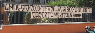 Lo striscione eloquente del Gruppo Casertani
