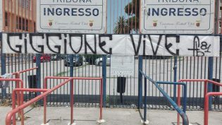 Lo striscione per Giggione