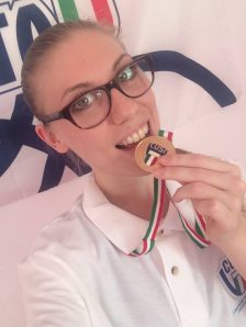 La giovane campionessa con la medaglia d'oro