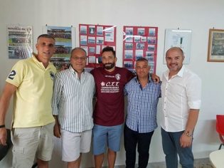 Il neo acquisto Navarra con la dirigenza mondragonese