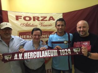 Michele Ciano con la dirigenza dell'Herculaneum (Foto profilo ufficiale Herculaneum)