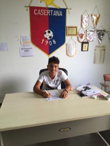 Luca De Iorio al momento della firma