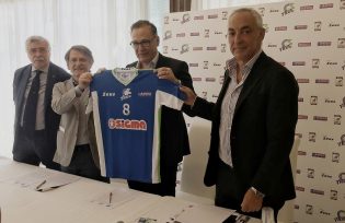 2- Il momento della presentazione della maglia per il campionato 2016-2017 di serie A2 UnipolSai