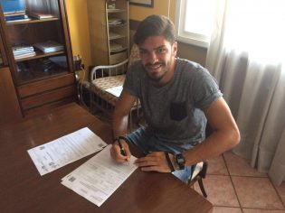 Mangiapia al momento della firma