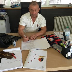 Giuseppe D'Agostino firma l'accordo