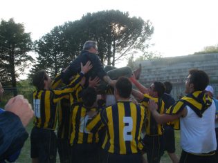 L'ex socio Orabona portato in trionfo 