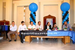 Il tavolo della conferenza