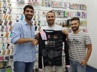 Lo staff delle Aquile insieme al nuovo acquisto Arturo Di Bernardo