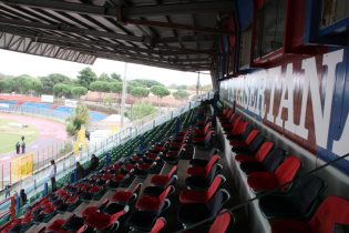 La tribuna dello stadio Pinto